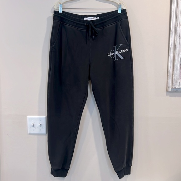 🔥Calvin Klein Jeans Gray Jogger Sweatpants with Tapered Leg🔥 - Picture 1 of 6
